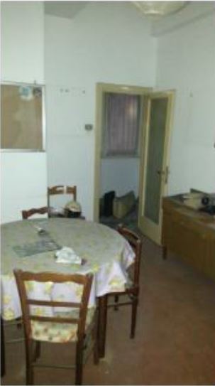 Immobile Principale, sito in Roma Via Enrico Cosenz 11. DESCRIZIONE UNITA' PRINCIPALE: Ufficio al piano terra composto da corridoio di collegamento fra 7 locali indipendenti affiancati, WC e terrazzo. Identificativi Catastali [N.C.E.U.]: Unità Principale cat. A/10 foglio 614 part. 31 sub 645. STATO:Libero. Piena Proprietà