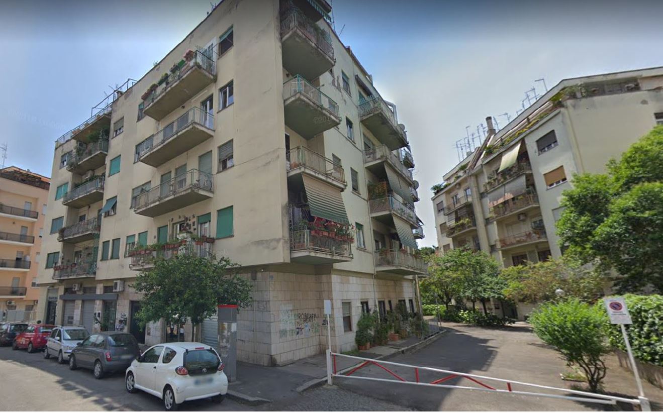 Immobile Residenziale, sito in Roma Via Gian Leonardo Ceruso 10. DESCRIZIONE UNITA' PRINCIPALE: Appartamento composto da ingresso disimpegno, due vani, cucina abitabile, WC e balconi. Identificativi Catastali [N.C.E.U.]: Unità Residenziale cat. A/2 foglio 843 part. 483 sub 16. STATO:Libero. Piena Proprietà