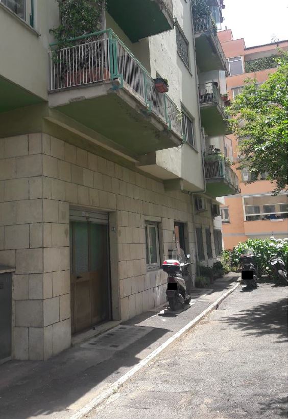 Immobile Residenziale, sito in Roma Via Gian Leonardo Ceruso 10. DESCRIZIONE UNITA' PRINCIPALE: Appartamento composto da ingresso disimpegno, due vani, cucina abitabile, WC e balconi. Identificativi Catastali [N.C.E.U.]: Unità Residenziale cat. A/2 foglio 843 part. 483 sub 16. STATO:Libero. Piena Proprietà