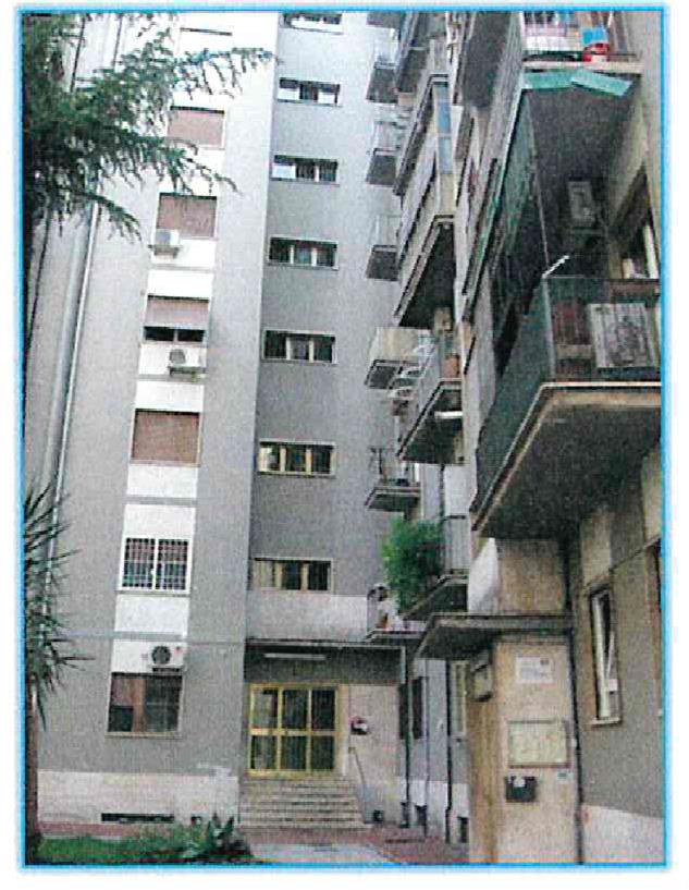 Immobile Residenziale, sito in Roma Via Enrico Mazzoccolo 6 - edificio 1. DESCRIZIONE UNITA' PRINCIPALE: Appartamento di vani 4 composto da ingresso, due camere, ripostiglio, cucina, bagno e tre balconi. Cantina piano S1 interno 16. Identificativi Catastali [N.C.E.U.]: Unità Residenziale cat. A/3 foglio 956 part. 344 sub 16. STATO:Libero. Piena Proprietà