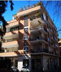 Immobile Principale, sito in Roma Via Renato Fucini 112. DESCRIZIONE UNITA' PRINCIPALE: Ufficio posto al piano interrato composto da ingresso, disimpegno, bagno, 2 locali. Identificativi Catastali [N.C.E.U.]: Unità Principale cat. A/10 foglio 273 part. 1191 sub 8 . STATO:Libero. Piena Proprietà