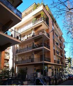 Immobile Principale, sito in Roma Via Renato Fucini 112. DESCRIZIONE UNITA' PRINCIPALE: Ufficio posto al piano interrato composto da ingresso, disimpegno, bagno, 2 locali. Identificativi Catastali [N.C.E.U.]: Unità Principale cat. A/10 foglio 273 part. 1191 sub 8 . STATO:Libero. Piena Proprietà