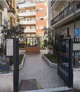 Immobile Principale, sito in Roma Via Renato Fucini 112. DESCRIZIONE UNITA' PRINCIPALE: Ufficio posto al piano interrato composto da ingresso, disimpegno, bagno, 2 locali. Identificativi Catastali [N.C.E.U.]: Unità Principale cat. A/10 foglio 273 part. 1191 sub 8 . STATO:Libero. Piena Proprietà