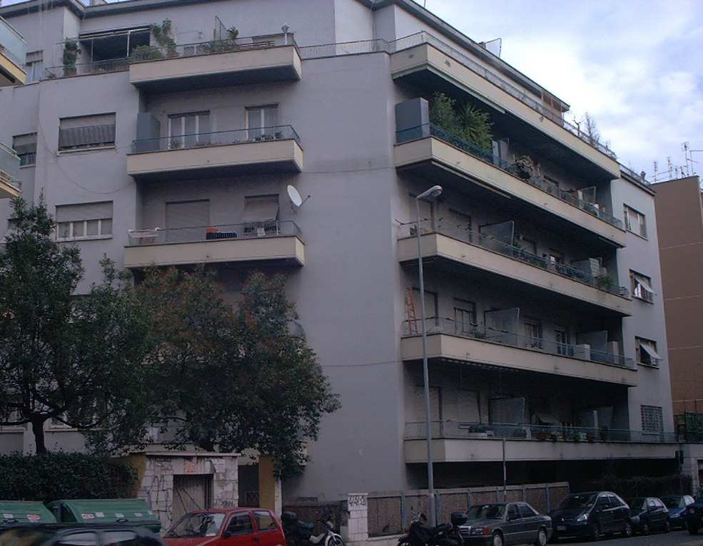 Immobile Residenziale, sito in Roma Via Aurelia 336. DESCRIZIONE UNITA' PRINCIPALE: Appartamento composto da ingresso, ripostiglio, disimpegno, cucina abitabile, bagno, due vani e due balconi. Identificativi Catastali [N.C.E.U.]: Unità Residenziale cat. A/2 foglio 379 part. 107 sub 512. STATO:Libero. Piena proprietà