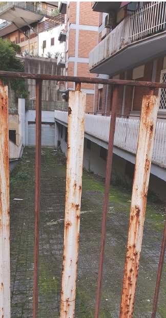 Immobile Principale, sito in Roma Via Pier Luigi Sagramoso 23A. DESCRIZIONE UNITA' PRINCIPALE: Magazzino composto da un ambiente principale al piano seminterrato con bagni e spogliatoio. Identificativi Catastali [N.C.E.U.]: Unità Principale cat. C/1 foglio 239 part. 159 sub 504. STATO:Libero. Piena proprietà