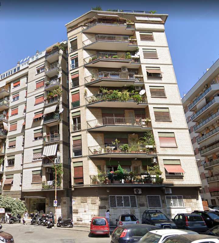 Immobile Residenziale, sito in Roma Via Damaso Cerquetti 67. DESCRIZIONE UNITA' PRINCIPALE: Appartamento composto da vari ambienti, bagno e terrazzo. Identificativi Catastali [N.C.E.U.]: Unità Residenziale cat. A/2 foglio 455 part. 108 sub 197. STATO:Libero. Piena proprietà