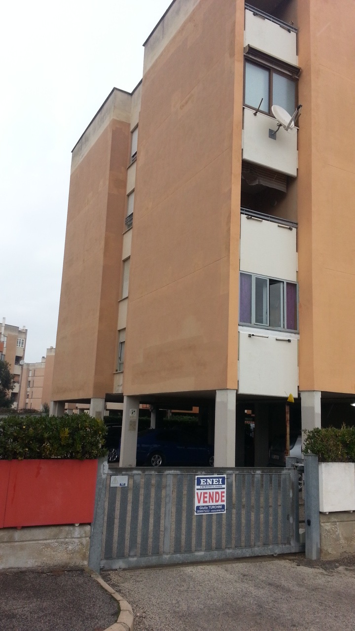 Immobile Residenziale, sito in Anzio Via dell'Acquario 18 - edificio B2. DESCRIZIONE UNITA' PRINCIPALE: Appartamento composto da ingresso-salone, cucina abitabile, disimpegno, due vani, un bagno e due balconi +  pertinenziale Posto auto coperto al piano terra int. 29 e Soffitta al piano 5 n.6. Identificativi Catastali [N.C.E.U.]: Unità Residenziale cat. A/2 foglio 7 part. 1869 sub 27- Unità Secondaria cat. C/6 foglio 7 part. 1869 sub 532  - Unità Secondaria cat. C/2 foglio 7 part. 1869 sub 672. STATO:Libero. Piena Proprietà