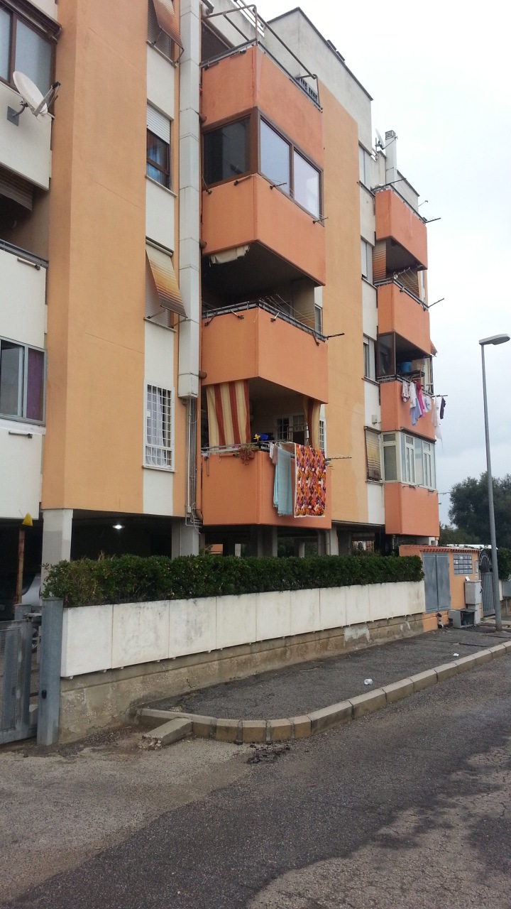 Immobile Residenziale, sito in Anzio Via dell'Acquario 18 - edificio B2. DESCRIZIONE UNITA' PRINCIPALE: Appartamento composto da ingresso-salone, cucina abitabile, disimpegno, due vani, un bagno e due balconi +  pertinenziale Posto auto coperto al piano terra int. 29 e Soffitta al piano 5 n.6. Identificativi Catastali [N.C.E.U.]: Unità Residenziale cat. A/2 foglio 7 part. 1869 sub 27- Unità Secondaria cat. C/6 foglio 7 part. 1869 sub 532  - Unità Secondaria cat. C/2 foglio 7 part. 1869 sub 672. STATO:Libero. Piena Proprietà
