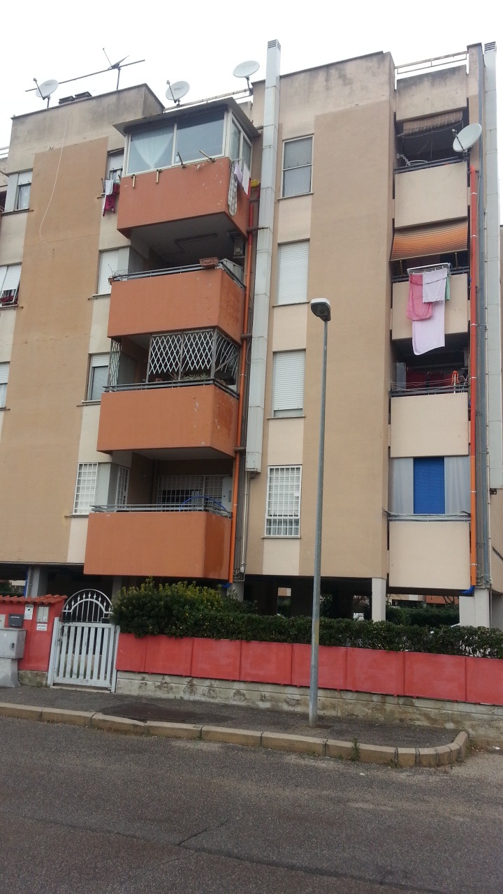 Immobile Residenziale, sito in Anzio Via dell'Acquario 18 - edificio B2. DESCRIZIONE UNITA' PRINCIPALE: Appartamento composto da ingresso-salone, cucina abitabile, disimpegno, due vani, un bagno e due balconi +  pertinenziale Posto auto coperto al piano terra int. 29 e Soffitta al piano 5 n.6. Identificativi Catastali [N.C.E.U.]: Unità Residenziale cat. A/2 foglio 7 part. 1869 sub 27- Unità Secondaria cat. C/6 foglio 7 part. 1869 sub 532  - Unità Secondaria cat. C/2 foglio 7 part. 1869 sub 672. STATO:Libero. Piena Proprietà