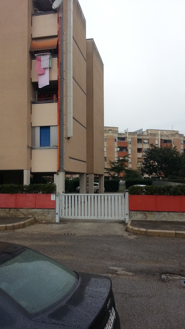 Immobile Residenziale, sito in Anzio Via dell'Acquario 18 - edificio B2. DESCRIZIONE UNITA' PRINCIPALE: Appartamento composto da ingresso-salone, cucina abitabile, disimpegno, due vani, un bagno e due balconi +  pertinenziale Posto auto coperto al piano terra int. 29 e Soffitta al piano 5 n.6. Identificativi Catastali [N.C.E.U.]: Unità Residenziale cat. A/2 foglio 7 part. 1869 sub 27- Unità Secondaria cat. C/6 foglio 7 part. 1869 sub 532  - Unità Secondaria cat. C/2 foglio 7 part. 1869 sub 672. STATO:Libero. Piena Proprietà
