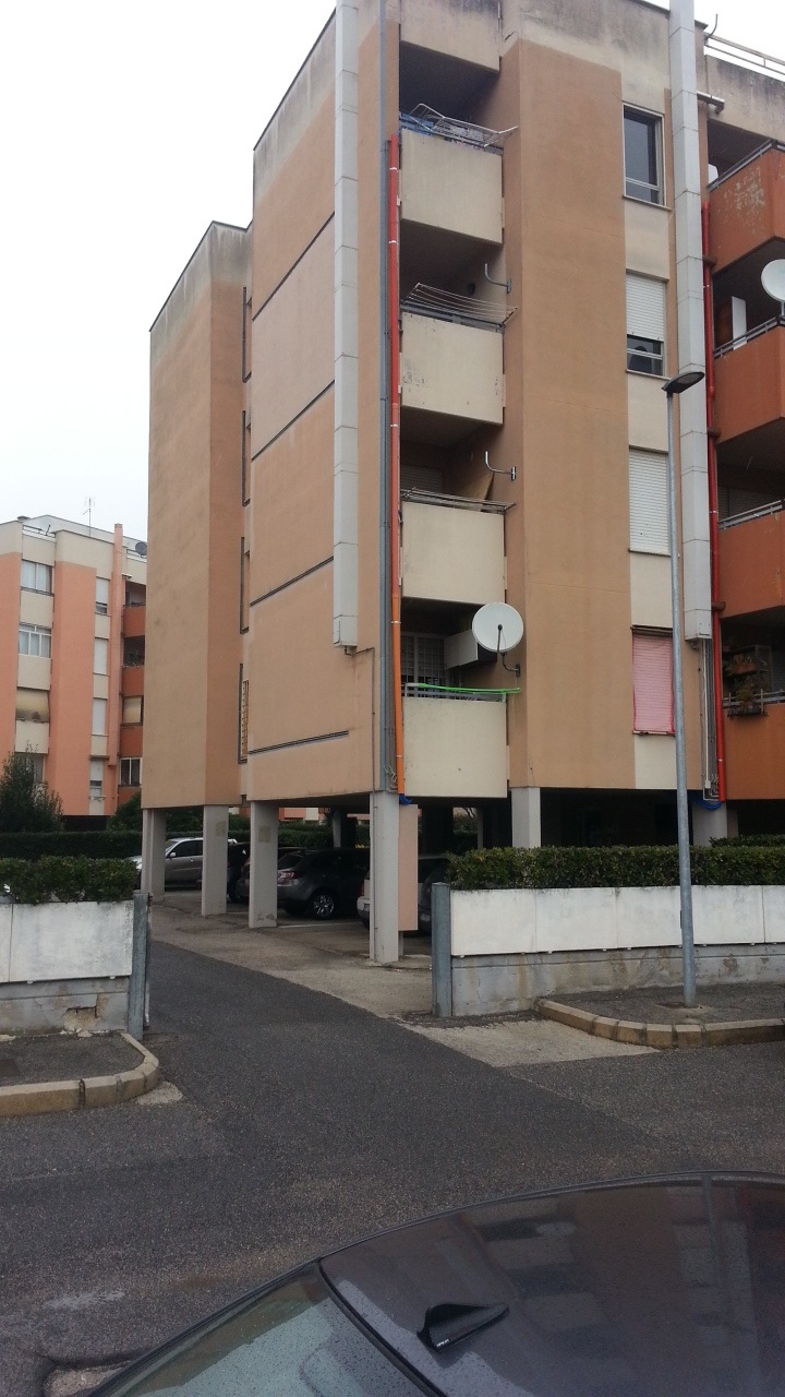 Immobile Residenziale, sito in Anzio Via dell'Acquario 18 - edificio B2. DESCRIZIONE UNITA' PRINCIPALE: Appartamento composto da ingresso-salone, cucina abitabile, disimpegno, due vani, un bagno e due balconi +  pertinenziale Posto auto coperto al piano terra int. 29 e Soffitta al piano 5 n.6. Identificativi Catastali [N.C.E.U.]: Unità Residenziale cat. A/2 foglio 7 part. 1869 sub 27- Unità Secondaria cat. C/6 foglio 7 part. 1869 sub 532  - Unità Secondaria cat. C/2 foglio 7 part. 1869 sub 672. STATO:Libero. Piena Proprietà