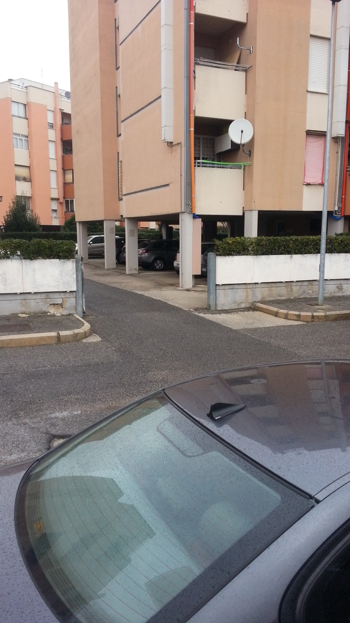 Immobile Residenziale, sito in Anzio Via dell'Acquario 18 - edificio B2. DESCRIZIONE UNITA' PRINCIPALE: Appartamento composto da ingresso-salone, cucina abitabile, disimpegno, due vani, un bagno e due balconi +  pertinenziale Posto auto coperto al piano terra int. 29 e Soffitta al piano 5 n.6. Identificativi Catastali [N.C.E.U.]: Unità Residenziale cat. A/2 foglio 7 part. 1869 sub 27- Unità Secondaria cat. C/6 foglio 7 part. 1869 sub 532  - Unità Secondaria cat. C/2 foglio 7 part. 1869 sub 672. STATO:Libero. Piena Proprietà