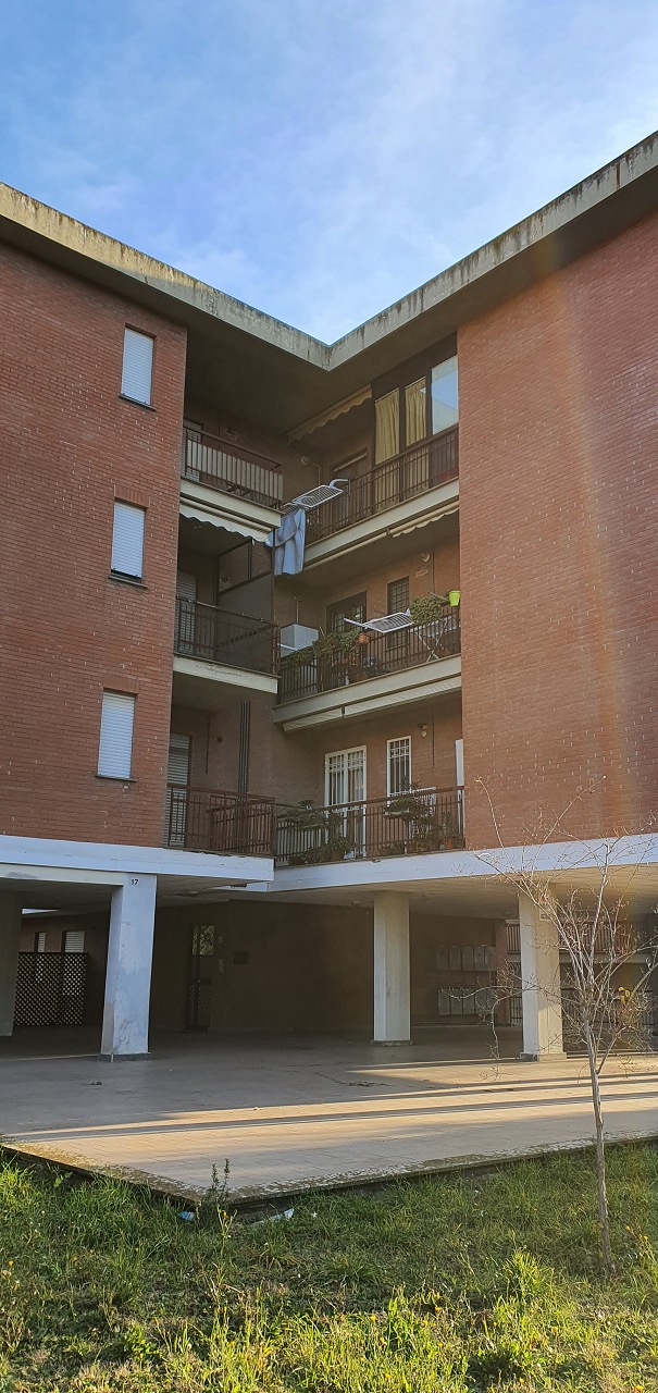 Appartamento composto da ingresso-salone, corridoio, tre vani, cucina abitabile, ripostiglio, due bagni e tre balconi Catastalmente non conforme per modifiche interne. Identificativi Catastali [N.C.E.U.] Unità Residenziale cat. A/2 foglio 144 part. 780 sub 11 
Unità Secondaria cat. C/6 foglio 144 part. 780 sub 21. STATO: Libero. DIRITTO Piena Proprietà. Appartamento Sup. catastale 124 mq/Box Sup. catastale 36 mq