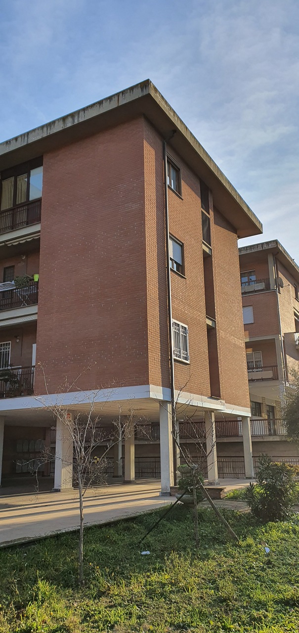 Appartamento composto da ingresso-salone, corridoio, tre vani, cucina abitabile, ripostiglio, due bagni e tre balconi Catastalmente non conforme per modifiche interne. Identificativi Catastali [N.C.E.U.] Unità Residenziale cat. A/2 foglio 144 part. 780 sub 11 
Unità Secondaria cat. C/6 foglio 144 part. 780 sub 21. STATO: Libero. DIRITTO Piena Proprietà. Appartamento Sup. catastale 124 mq/Box Sup. catastale 36 mq
