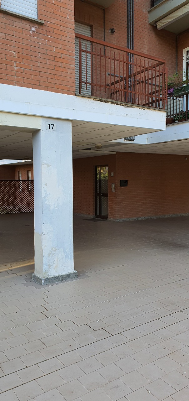 Appartamento composto da ingresso-salone, corridoio, tre vani, cucina abitabile, ripostiglio, due bagni e tre balconi Catastalmente non conforme per modifiche interne. Identificativi Catastali [N.C.E.U.] Unità Residenziale cat. A/2 foglio 144 part. 780 sub 11 
Unità Secondaria cat. C/6 foglio 144 part. 780 sub 21. STATO: Libero. DIRITTO Piena Proprietà. Appartamento Sup. catastale 124 mq/Box Sup. catastale 36 mq