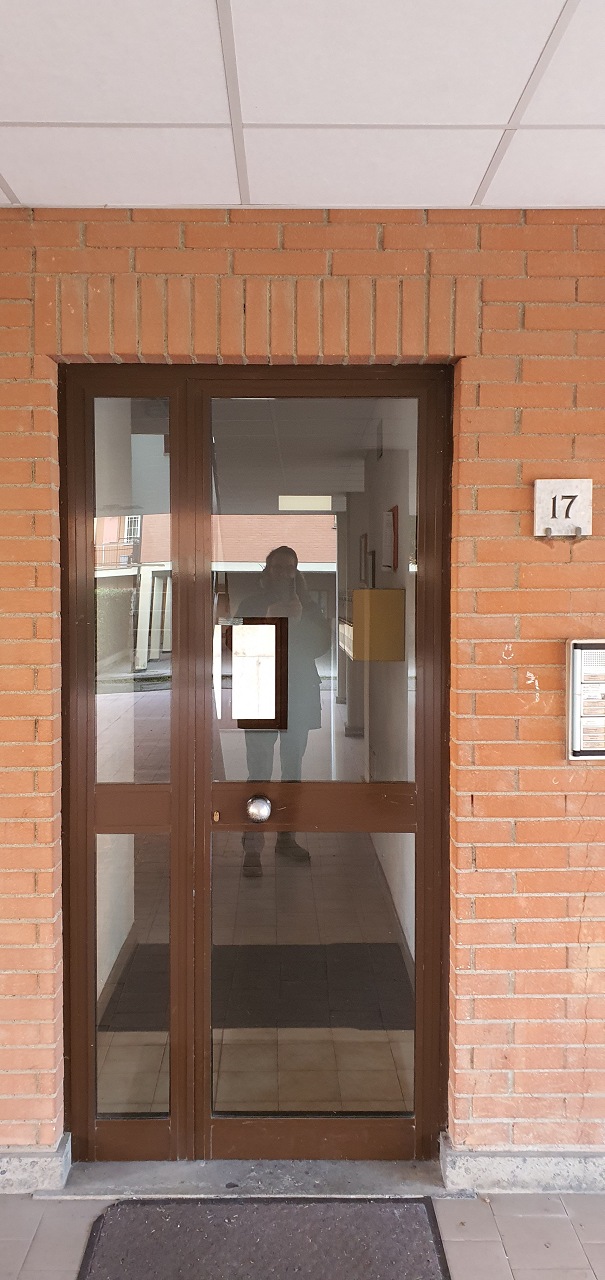 Appartamento composto da ingresso-salone, corridoio, tre vani, cucina abitabile, ripostiglio, due bagni e tre balconi Catastalmente non conforme per modifiche interne. Identificativi Catastali [N.C.E.U.] Unità Residenziale cat. A/2 foglio 144 part. 780 sub 11 
Unità Secondaria cat. C/6 foglio 144 part. 780 sub 21. STATO: Libero. DIRITTO Piena Proprietà. Appartamento Sup. catastale 124 mq/Box Sup. catastale 36 mq