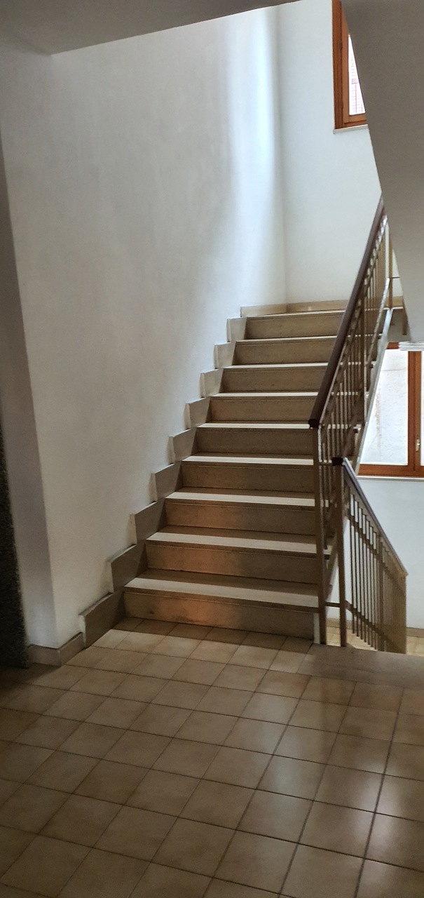 Appartamento composto da ingresso-salone, corridoio, tre vani, cucina abitabile, ripostiglio, due bagni e tre balconi Catastalmente non conforme per modifiche interne. Identificativi Catastali [N.C.E.U.] Unità Residenziale cat. A/2 foglio 144 part. 780 sub 11 
Unità Secondaria cat. C/6 foglio 144 part. 780 sub 21. STATO: Libero. DIRITTO Piena Proprietà. Appartamento Sup. catastale 124 mq/Box Sup. catastale 36 mq