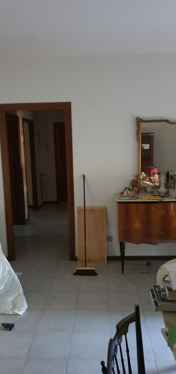 Appartamento composto da ingresso-salone, corridoio, tre vani, cucina abitabile, ripostiglio, due bagni e tre balconi Catastalmente non conforme per modifiche interne. Identificativi Catastali [N.C.E.U.] Unità Residenziale cat. A/2 foglio 144 part. 780 sub 11 
Unità Secondaria cat. C/6 foglio 144 part. 780 sub 21. STATO: Libero. DIRITTO Piena Proprietà. Appartamento Sup. catastale 124 mq/Box Sup. catastale 36 mq