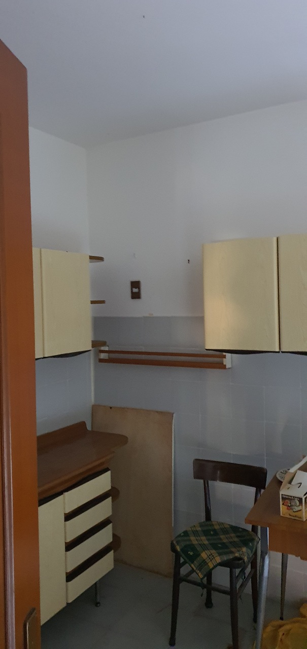 Appartamento composto da ingresso-salone, corridoio, tre vani, cucina abitabile, ripostiglio, due bagni e tre balconi Catastalmente non conforme per modifiche interne. Identificativi Catastali [N.C.E.U.] Unità Residenziale cat. A/2 foglio 144 part. 780 sub 11 
Unità Secondaria cat. C/6 foglio 144 part. 780 sub 21. STATO: Libero. DIRITTO Piena Proprietà. Appartamento Sup. catastale 124 mq/Box Sup. catastale 36 mq