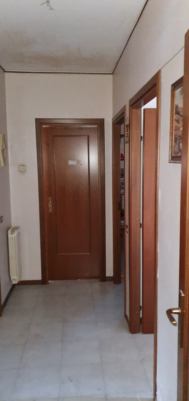 Appartamento composto da ingresso-salone, corridoio, tre vani, cucina abitabile, ripostiglio, due bagni e tre balconi Catastalmente non conforme per modifiche interne. Identificativi Catastali [N.C.E.U.] Unità Residenziale cat. A/2 foglio 144 part. 780 sub 11 
Unità Secondaria cat. C/6 foglio 144 part. 780 sub 21. STATO: Libero. DIRITTO Piena Proprietà. Appartamento Sup. catastale 124 mq/Box Sup. catastale 36 mq