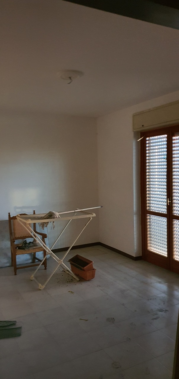 Appartamento composto da ingresso-salone, corridoio, tre vani, cucina abitabile, ripostiglio, due bagni e tre balconi Catastalmente non conforme per modifiche interne. Identificativi Catastali [N.C.E.U.] Unità Residenziale cat. A/2 foglio 144 part. 780 sub 11 
Unità Secondaria cat. C/6 foglio 144 part. 780 sub 21. STATO: Libero. DIRITTO Piena Proprietà. Appartamento Sup. catastale 124 mq/Box Sup. catastale 36 mq