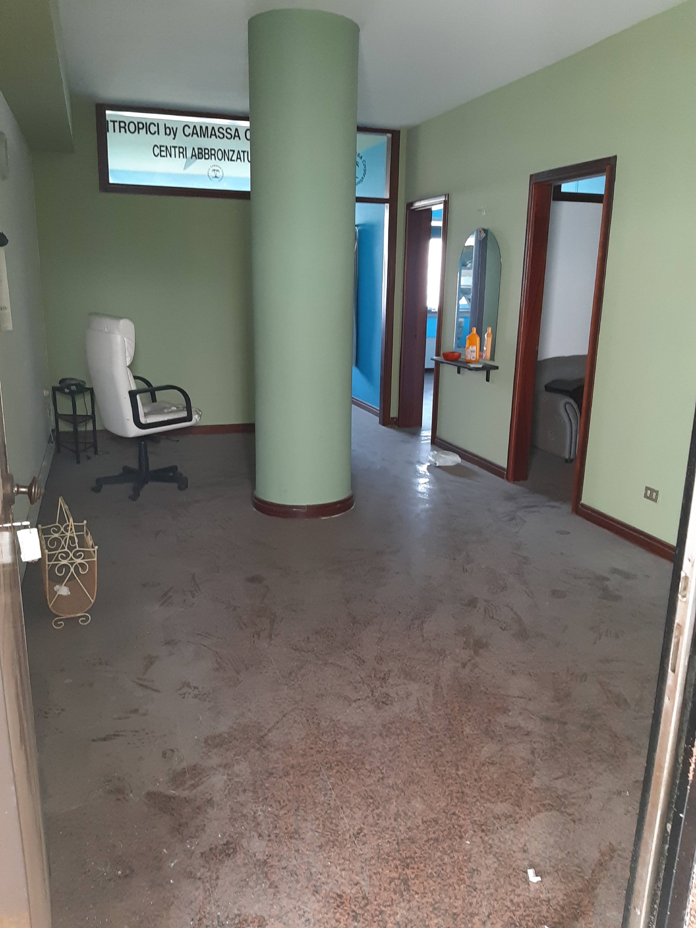 Unità commerciale composta da ingresso, disimpegno, 2 vani, antibagno e 1 bagno. Identificativi catastali [N.C.E.U.] unità principale cat. A10 foglio 228 part. 1138 sub 48. Sup. catastale 81 mq. Piena proprietà, immobile libero.
