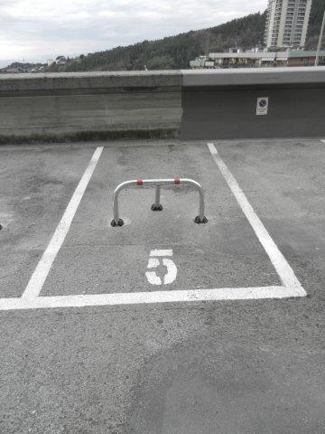 Posto auto scoperto n. 5. Identificativi catastali [N.C.E.U.] unità secondaria cat C/6 sez. PEG foglio 41 part. 1749 sub 191. Sup. catastale 9 mq. Libero. Piena proprietà.
