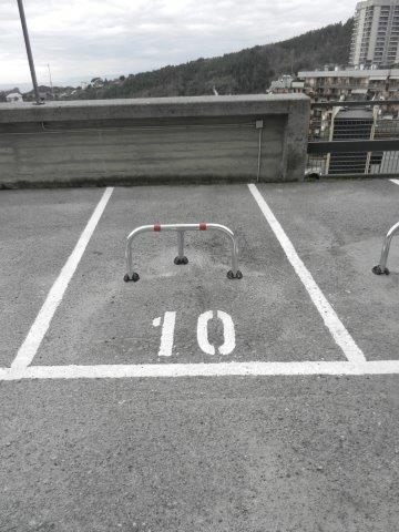 Posto auto scoperto n. 10. Identificativi catastali [N.C.E.U.] unità secondaria cat C/6 sez. PEG foglio 41 part. 1749 sub 196. Sup. catastale 9 mq. Libero. Piena proprietà.