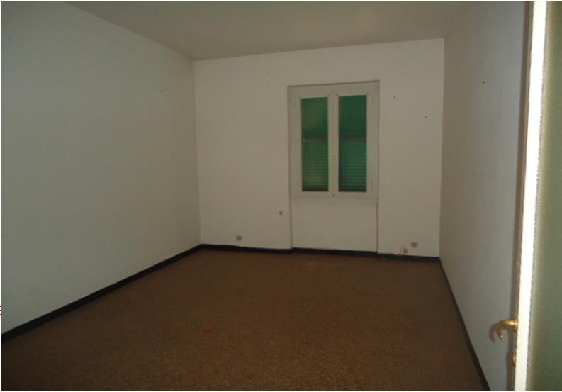 Appartamento posto al piano quarto dell'edificio, avente un'altezza interna pari a ca. m 3,10, costituito da ingresso, due spazi di distribuzione, servizio igienico, cucina, un ripostiglio, una camera, sala e poggiolo. Stato manutentivo discreto. Identificativi catastali [N.C.E.U.] unità residenziale cat. A/2 sez. GEB foglio 62 part. 956 sub 24. Sup. catastale 79 mq. Libero. Piena proprietà.
