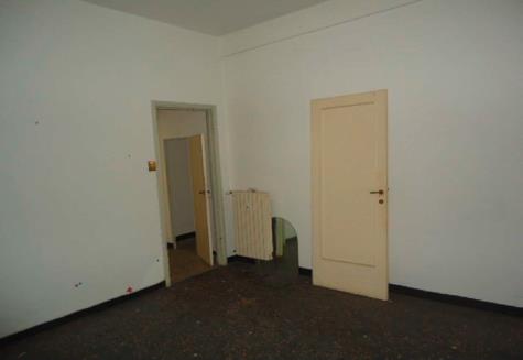 Appartamento posto al piano quarto dell'edificio, avente un'altezza interna pari a ca. m 3,10, costituito da ingresso, due spazi di distribuzione, servizio igienico, cucina, un ripostiglio, una camera, sala e poggiolo. Stato manutentivo discreto. Identificativi catastali [N.C.E.U.] unità residenziale cat. A/2 sez. GEB foglio 62 part. 956 sub 24. Sup. catastale 79 mq. Libero. Piena proprietà.
