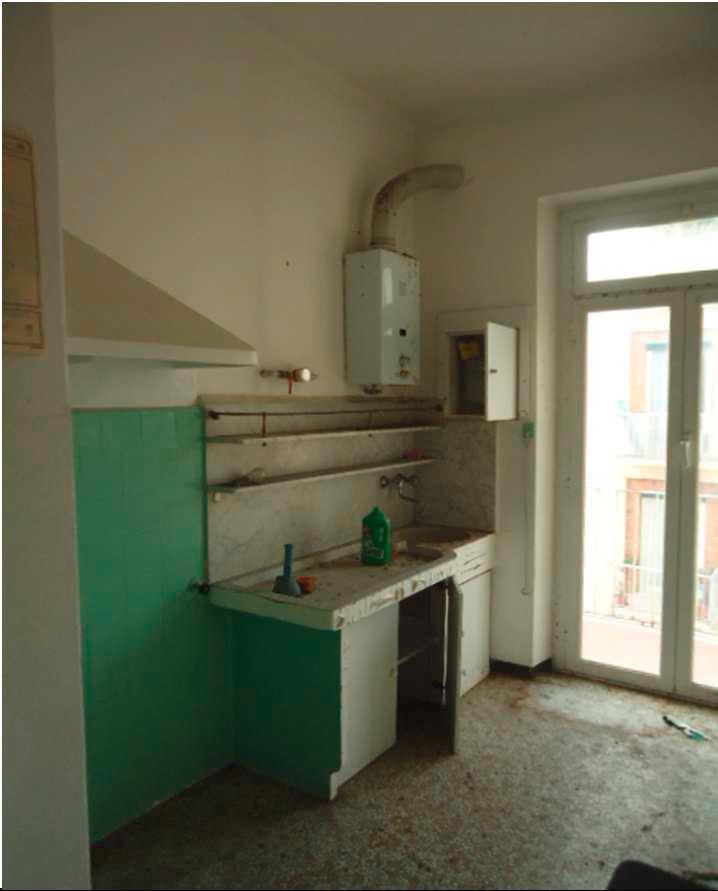 Appartamento posto al piano quarto dell'edificio, avente un'altezza interna pari a ca. m 3,10, costituito da ingresso, due spazi di distribuzione, servizio igienico, cucina, un ripostiglio, una camera, sala e poggiolo. Stato manutentivo discreto. Identificativi catastali [N.C.E.U.] unità residenziale cat. A/2 sez. GEB foglio 62 part. 956 sub 24. Sup. catastale 79 mq. Libero. Piena proprietà.