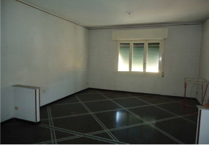 Appartamento posto al piano primo dell'edificio, avente un'altezza interna pari a ca. m 3,00, costituito da ingresso, un corridoio ed uno spazio di distribuzione, servizio igienico, cucina, ripostiglio, due camere, salone doppio ed un balcone. Identificativi catastali [N.C.E.U.] unità residenziale cat. A/3 sez. GED foglio 48 part. 547 sub 9. Sup. catastale 114 mq. Libero. Piena proprietà.