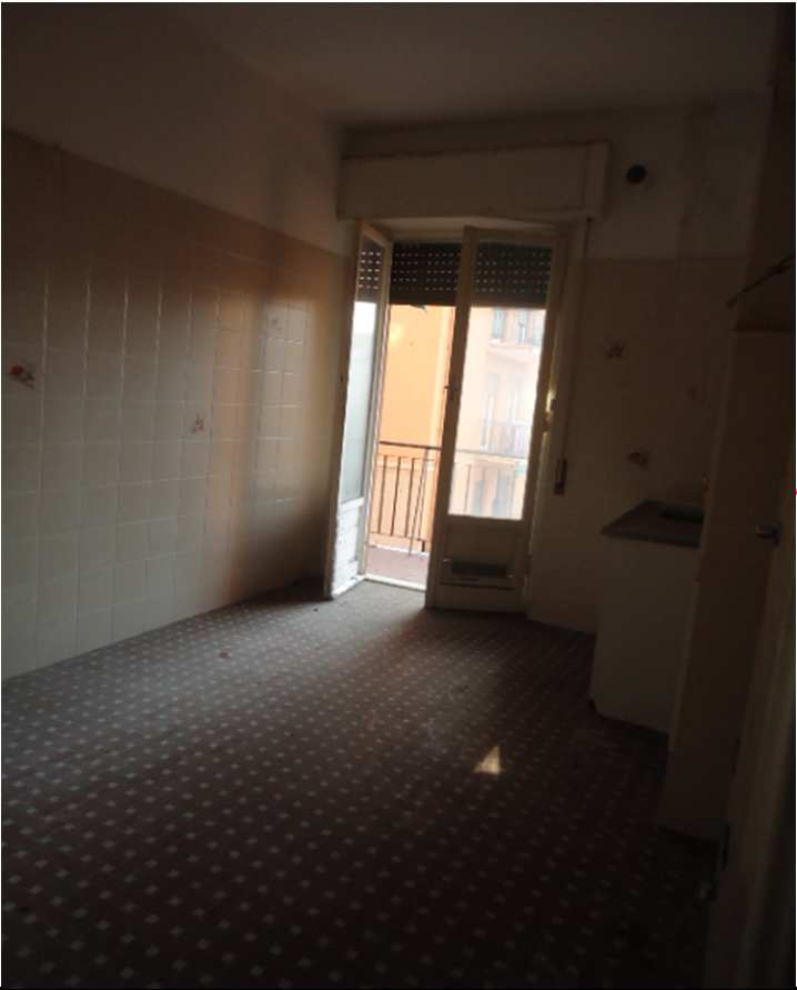 Appartamento posto al piano primo dell'edificio, avente un'altezza interna pari a ca. m 3,00, costituito da ingresso, un corridoio ed uno spazio di distribuzione, servizio igienico, cucina, ripostiglio, due camere, salone doppio ed un balcone. Identificativi catastali [N.C.E.U.] unità residenziale cat. A/3 sez. GED foglio 48 part. 547 sub 9. Sup. catastale 114 mq. Libero. Piena proprietà.