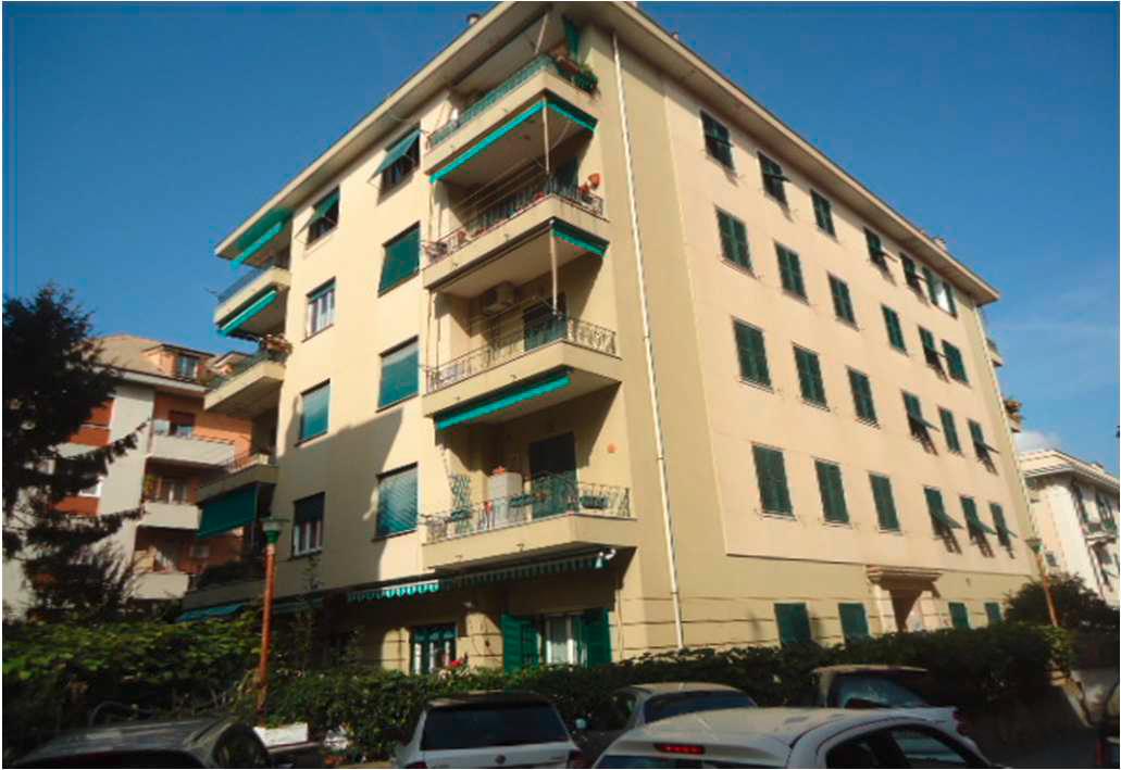 Appartamento posto al piano secondo dell'edificio, avente un'altezza interna pari a ca. m 3,10, costituito da ingresso, un corridoio ed uno spazio di distribuzione, servizio igienico, cucina, ripostiglio, quattro camere ed un balcone. Identificativi catastali [N.C.E.U.] unità residenziale cat. A/3 sez. GEB foglio 53 part. 161 sub 13. Sup. catastale 116 mq. Libero. Piena proprietà.