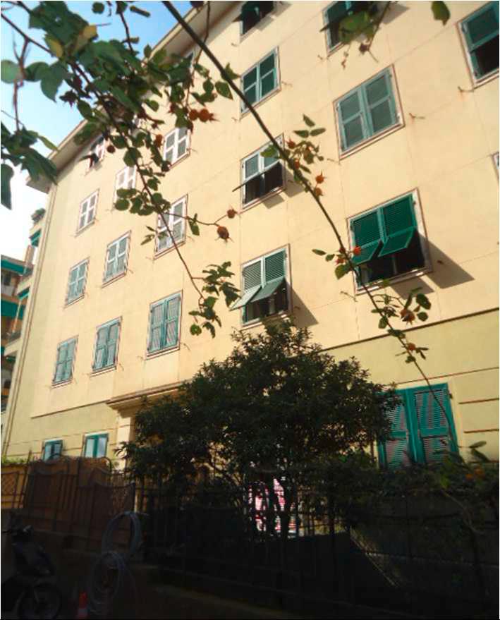 Appartamento posto al piano secondo dell'edificio, avente un'altezza interna pari a ca. m 3,10, costituito da ingresso, un corridoio ed uno spazio di distribuzione, servizio igienico, cucina, ripostiglio, quattro camere ed un balcone. Identificativi catastali [N.C.E.U.] unità residenziale cat. A/3 sez. GEB foglio 53 part. 161 sub 13. Sup. catastale 116 mq. Libero. Piena proprietà.
