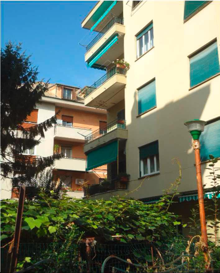 Appartamento posto al piano secondo dell'edificio, avente un'altezza interna pari a ca. m 3,10, costituito da ingresso, un corridoio ed uno spazio di distribuzione, servizio igienico, cucina, ripostiglio, quattro camere ed un balcone. Identificativi catastali [N.C.E.U.] unità residenziale cat. A/3 sez. GEB foglio 53 part. 161 sub 13. Sup. catastale 116 mq. Libero. Piena proprietà.