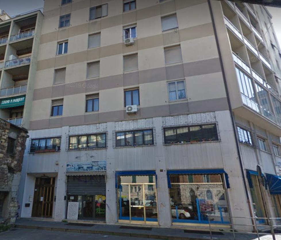 Ufficio posto al terzo piano (intermedio) dell'edificio, costituito da due ingressi (interni 7 e 8) e relativi due vani di ingresso, il primo di piccole dimensioni e privo di finestre, il secondo molto ampio e finestrato, cinque vani affaccianti ad Ovest su piazza Cavour e prospicienti la strada sopraelevata a veloce scorrimento veicolare Aldo Moro, un piccolo vano di servizio, un ex locale cucina ed una latrina affaccianti su un cortile interno, un'ulteriore latrina, un antibagno, un corridoio, due ripostigli e tre poggioli. La planimetria catastale non corrisponde a causa diversa disposizione tramezzature interne. Identificativi catastali [N.C.E.U.] unità principale cat. A/10 sez. GEA foglio 84 par. 218 sub 18. Sup. catastale 190 mq. Libero. Piena proprietà.