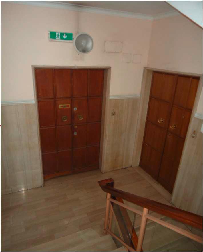 Ufficio posto al terzo piano (intermedio) dell'edificio, costituito da due ingressi (interni 7 e 8) e relativi due vani di ingresso, il primo di piccole dimensioni e privo di finestre, il secondo molto ampio e finestrato, cinque vani affaccianti ad Ovest su piazza Cavour e prospicienti la strada sopraelevata a veloce scorrimento veicolare Aldo Moro, un piccolo vano di servizio, un ex locale cucina ed una latrina affaccianti su un cortile interno, un'ulteriore latrina, un antibagno, un corridoio, due ripostigli e tre poggioli. La planimetria catastale non corrisponde a causa diversa disposizione tramezzature interne. Identificativi catastali [N.C.E.U.] unità principale cat. A/10 sez. GEA foglio 84 par. 218 sub 18. Sup. catastale 190 mq. Libero. Piena proprietà.