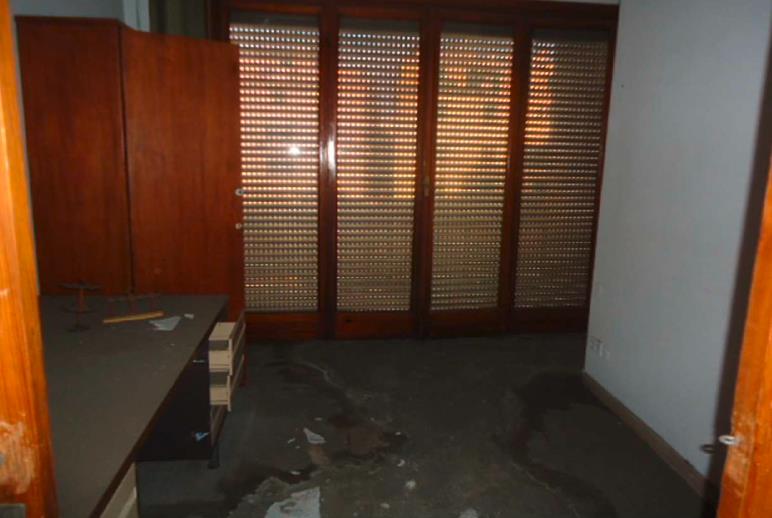 Ufficio posto al terzo piano (intermedio) dell'edificio, costituito da due ingressi (interni 7 e 8) e relativi due vani di ingresso, il primo di piccole dimensioni e privo di finestre, il secondo molto ampio e finestrato, cinque vani affaccianti ad Ovest su piazza Cavour e prospicienti la strada sopraelevata a veloce scorrimento veicolare Aldo Moro, un piccolo vano di servizio, un ex locale cucina ed una latrina affaccianti su un cortile interno, un'ulteriore latrina, un antibagno, un corridoio, due ripostigli e tre poggioli. La planimetria catastale non corrisponde a causa diversa disposizione tramezzature interne. Identificativi catastali [N.C.E.U.] unità principale cat. A/10 sez. GEA foglio 84 par. 218 sub 18. Sup. catastale 190 mq. Libero. Piena proprietà.