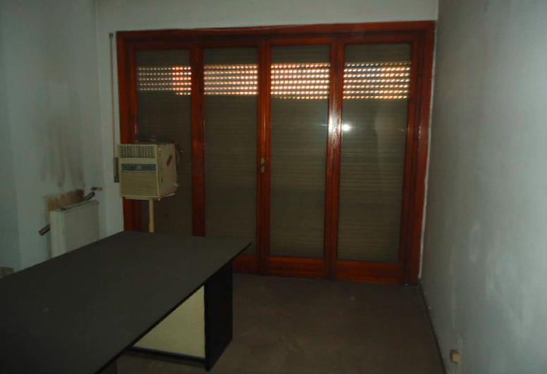 Ufficio posto al terzo piano (intermedio) dell'edificio, costituito da due ingressi (interni 7 e 8) e relativi due vani di ingresso, il primo di piccole dimensioni e privo di finestre, il secondo molto ampio e finestrato, cinque vani affaccianti ad Ovest su piazza Cavour e prospicienti la strada sopraelevata a veloce scorrimento veicolare Aldo Moro, un piccolo vano di servizio, un ex locale cucina ed una latrina affaccianti su un cortile interno, un'ulteriore latrina, un antibagno, un corridoio, due ripostigli e tre poggioli. La planimetria catastale non corrisponde a causa diversa disposizione tramezzature interne. Identificativi catastali [N.C.E.U.] unità principale cat. A/10 sez. GEA foglio 84 par. 218 sub 18. Sup. catastale 190 mq. Libero. Piena proprietà.