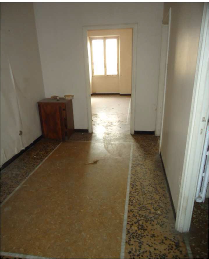 Appartamento posto al piano terreno dell'edificio, avente un'altezza interna pari a ca. m 3,50, costituito da ingresso, uno spazio di distribuzione, servizio igienico, cucina, ripostiglio, una camera, sala ed un balcone. Stato manutentivo pessimo. Identificativi catastali [N.C.E.U.] unità residenziale cat. A/2 sez. GEB foglio 62 part. 956 sub 2. Sup. catastale 74 mq. Libero. Piena proprietà.