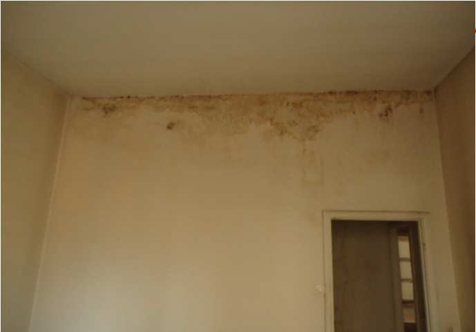 Appartamento posto al piano terreno dell'edificio, avente un'altezza interna pari a ca. m 3,50, costituito da ingresso, uno spazio di distribuzione, servizio igienico, cucina, ripostiglio, una camera, sala ed un balcone. Stato manutentivo pessimo. Identificativi catastali [N.C.E.U.] unità residenziale cat. A/2 sez. GEB foglio 62 part. 956 sub 2. Sup. catastale 74 mq. Libero. Piena proprietà.