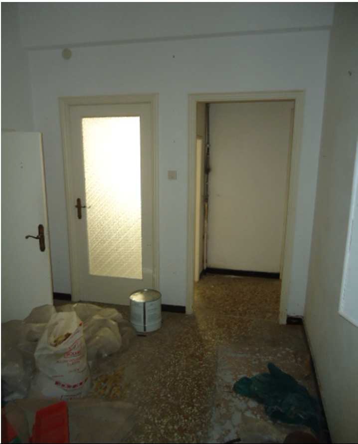 Appartamento posto al piano primo dell'edificio, avente un'altezza interna pari a ca. m 3,10, costituito da ingresso, un corridoio di distribuzione, servizio igienico, cucina, ripostiglio, una camera, sala e balcone. Stato manutentivo mediocre. Non conforme catastale causa errata indicazione di un pilastro interno e mancata indicazione nicchia all'ingresso. Identificativi catastali [N.C.E.U.] unità residenziale cat. A/2 sez. GEB foglio 62 part. 956 sub 7. Sup. catastale 75 mq. Libero. Piena proprietà.
