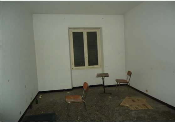 Appartamento posto al piano primo dell'edificio, avente un'altezza interna pari a ca. m 3,10, costituito da ingresso, un corridoio di distribuzione, servizio igienico, cucina, ripostiglio, una camera, sala e balcone. Stato manutentivo mediocre. Non conforme catastale causa errata indicazione di un pilastro interno e mancata indicazione nicchia all'ingresso. Identificativi catastali [N.C.E.U.] unità residenziale cat. A/2 sez. GEB foglio 62 part. 956 sub 7. Sup. catastale 75 mq. Libero. Piena proprietà.