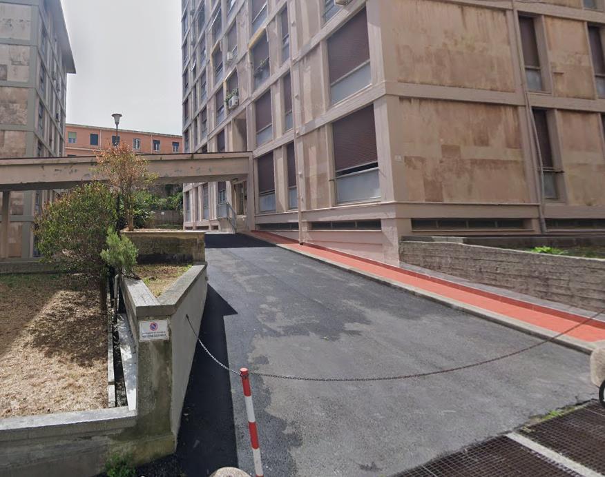 Posto auto scoperto. Identificativi catastali [N.C.E.U.] unità secondaria cat. C/6 sez. GEA foglio 97 part. 585 sub 33. Sup. catastale 9 mq. Libero. Piena proprietà.