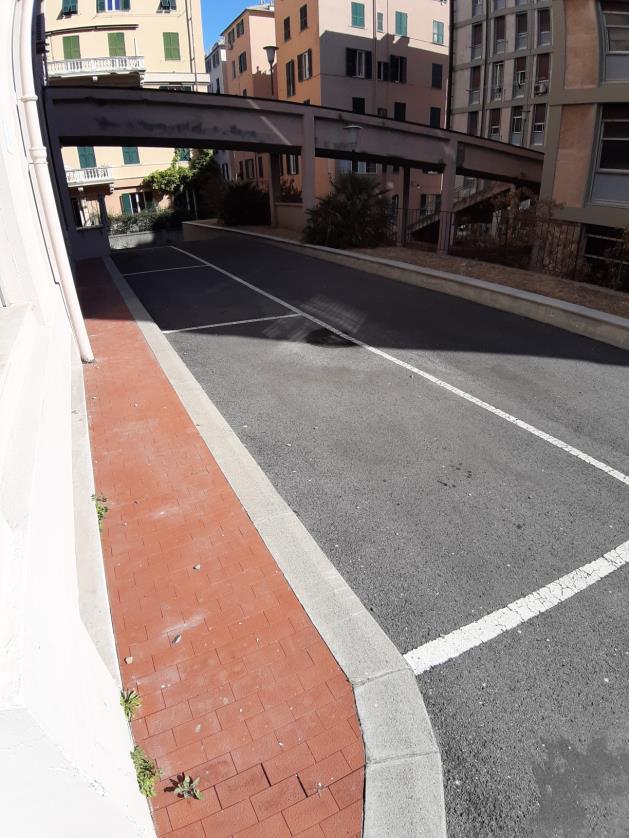 Posto auto scoperto. Identificativi catastali [N.C.E.U.] unità secondaria cat. C/6 sez. GEA foglio 97 part. 585 sub 33. Sup. catastale 9 mq. Libero. Piena proprietà.