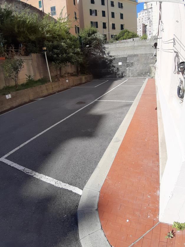 Posto auto scoperto. Identificativi catastali [N.C.E.U.] unità secondaria cat. C/6 sez. GEA foglio 97 part. 585 sub 33. Sup. catastale 9 mq. Libero. Piena proprietà.
