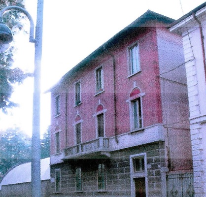 Appartamento in BRESCIA VIA SPALTO SAN MARCO 39, piano primo. corridoio, 4 camere, cucina, bagno, ripostiglio e 2 balconi + pertinenziale 2 cantine. N.C.E.U. Categoria Catastale A2 foglio NCT/138 part. 338 sub. 3 (incluse 2 cantine ad uso esclusivo). Mq 190. Libero. Piena proprietà
