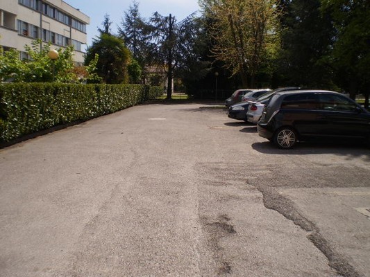 Appartamento in SAN DONA' DI PIAVE VIA FRATELLI BANDIERA 2, sc. B, piano terzo, int. 6. soggiorno, 2 camere, cucina, bagno e poggiolo  + pertinenziale box auto, cantina. N.C.E.U. Categoria Catastale A3 foglio 31 part. 696 sub. 65, con box auto ad uso esclusivo al foglio 31 part. 696 sub. 72 e cantina ad uso esclusivo al foglio 31 part. 696 sub. 84. Mq 74. Libero. Piena proprietà