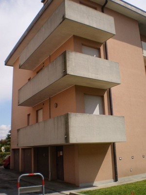 Appartamento in SAN DONA' DI PIAVE VIA FRATELLI BANDIERA 2, sc. B, piano terzo, int. 6. soggiorno, 2 camere, cucina, bagno e poggiolo  + pertinenziale box auto, cantina. N.C.E.U. Categoria Catastale A3 foglio 31 part. 696 sub. 65, con box auto ad uso esclusivo al foglio 31 part. 696 sub. 72 e cantina ad uso esclusivo al foglio 31 part. 696 sub. 84. Mq 74. Libero. Piena proprietà
